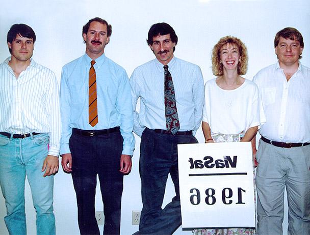 创始人马克·丹克伯格, 史蒂夫·哈特和马克·米勒加上两名hg皇冠官网公司的员工站在一个写着“hg皇冠官网 1986”的牌子后面