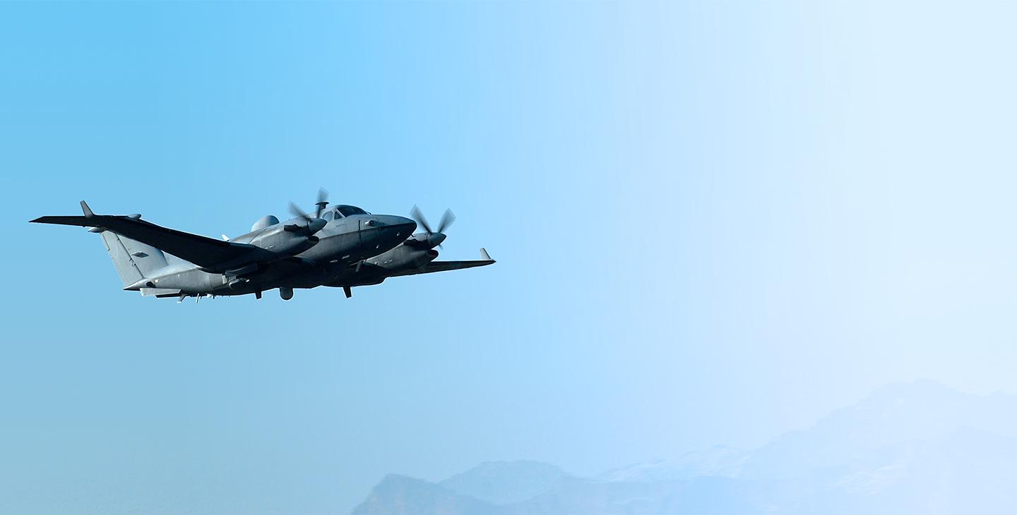 MC-12飞机在淡蓝色的天空中飞行